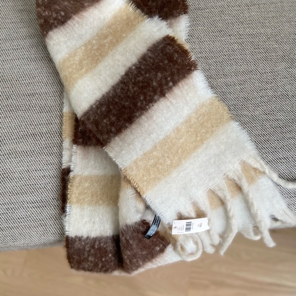 ANTHROPOLOGIE Maeve NWT Cozy Fringe Scarf in Brown Motif Winter Accessories - Picture 4 of 8